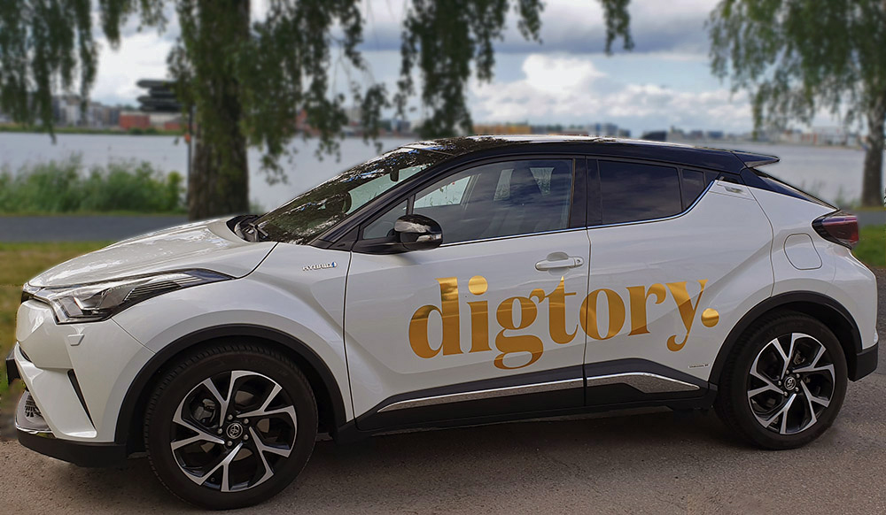Vit Toyota C-HR med Digtory logo